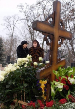 Жена Евгения Кушнарева Валентина (справа) и дочка Татьяна возле его могилы на годовщину смерти 17 января 2008 года