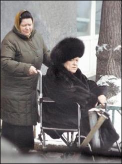 В Москве певица Людмила Зыкина передвигалась на коляске с помощью сиделки, а в Корее она начала ходить