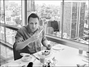 В’ячеслав Кредісов під час відпустки у столиці Японії Токіо снідає в ресторані у хмарочосі на висоті 240 метрів