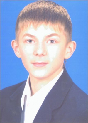 Алексей Тимошенко на фото из выпускного альбома девятого класса Полтавской гимназии №32