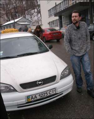 Дмитро Ремизов, 30 років, водій таксофірми ”Лімузин”, зізнається, що протягом січня різко збільшилась кількість підпилих клієнтів. Вони паркують автівки біля офісів, а додому повертаються на таксі