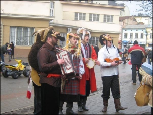 Участники одного из коллективов выступают на фестивале вертепов ”Карпатия” в Ивано-Франковске