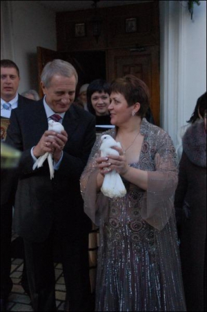 Валентина Семенюк-Самсоненко з чоловіком Віталієм після вінчання минулої неділі у ”Теплому” храмі Києво-Печерської лаври випустили пару голубів