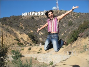 Виталий Козловский говорит, что возле надписи на холме ”Голливуд” радовался как маленький— прыгал, кричал. ”Обычные большие буквы, — добавляет он. — Но американцы из всего могут сделать пиар”