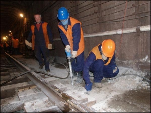 Працівники Харківського метрополітену заливають бетон під рейки, що просіли на ділянці протяжністю 50 метрів