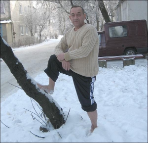 Ярослав Гевко з Тернополя щодня прокидається о 5-й годині ранку. Стає під холодний душ, а тоді босоніж виходить надвір. Там чоловік виливає на себе два відра холодної води