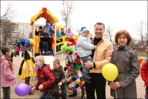 Мер Полтавы Андрей Матковский с меньшим сыном Михаилом и женой Викторией на открытии детской площадки в районе авиаместечка в Полтаве весной в 2007 году