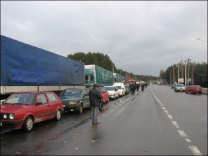 У Волинській області на в’їзд до Польщі перед Ягодинською митницею чекає 10-кілометрова черга перевізників. На польській стороні черга дальнобійників розтянулася на 32 кілометри 