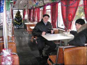 За столиком в трамвае-ресторане сидят начальник трамвайного депо в Виннице Игорь Кравченко (в центре) и инженер-технолог Роман Зелинский, который устанавливал в вагоне настольные лампы и музыкальный проигрыватель