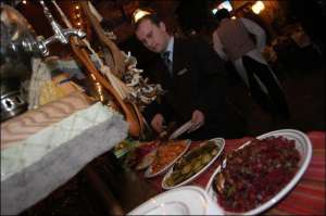 Администратор ресторана ”Первак” Сергей Старченко пробует блюда ”Обжорного ряда”. Их на выбор предлагают в подарок к бизнес-ланчам 