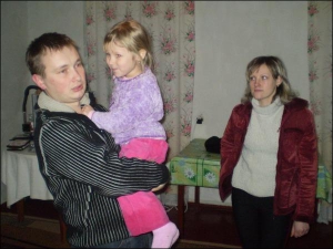 Евгений и Татьяна Пугач с дочкой Екатериной в собственном доме в селе Тахтаулово Полтавского района. Весной семья будет делать в доме отопление. Этой зимой пользуются печью и электрообогревателем