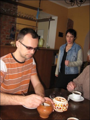 Сергій Трофименко п’є чай в офісі на першому поверсі свого будинку під Черніговим. У цьому ж домі мешкають іще дві сім’ї. Позаду — дружина Сергія Лілія