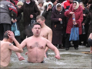 Чернігівці 19 січня купаються в Десні. Перш ніж зайти у воду, хрестяться, а тоді тричі занурюються