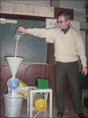 В Ивано-Франковском высшем профессиональном училище №21 преподаватель Роман Кушнир мелет зерно на своей мини-мельнице