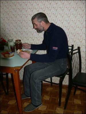 Володимир Виля обідає в уманському відділі реінтеграції бездомних на вулиці Республіканській, 1