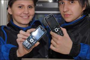Богдан Верета и Наталия из компании ”Нокия” показывают новый телефон — N81. Слайдер можно перевернуть горизонтально и играть на нем в игры, как на приставке