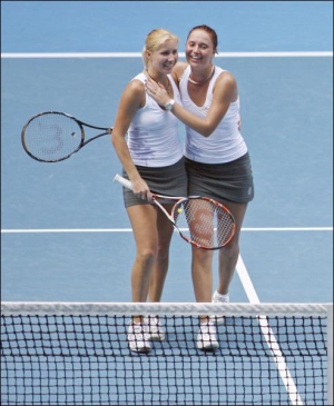 Олена (ліворуч) та Катерина Бондаренко вітають одна одну з перемогою. Мельбурн, 25 січня 2008 року