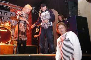 Співачка Марія Бурмака виконала пісню ”Арешт” із нового диска ”ТНМК”. Соліст гурту Фагот (праворуч) залишився задоволений