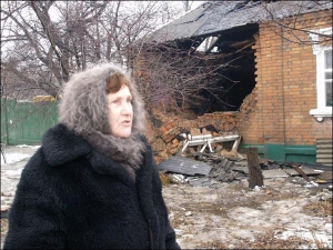 Пенсіонерка Надія Голуб біля розваленої хати Зінаїди Красненко на вулиці Герасимівській в Харкові. Сусідку-самогубцю жінка називає дивакуватою