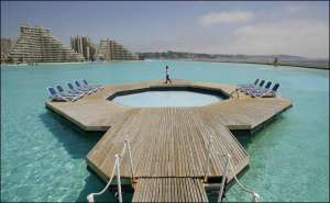 В бассейне под открытым небом на чилийском курорте Сан Альфонсо дель Мар можно кататься на лодках и катамаранах