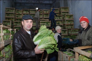 Василий Ивасюк на складе показывает пекинскую капусту, которую, кроме него, на Буковине почти никто не выращивает