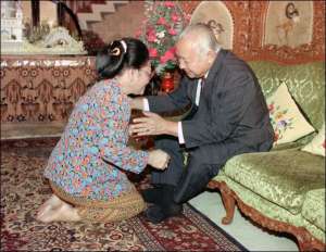 Дружина Сухарто Тін Сіті Хартінах виражає пошану чоловікові з нагоди закінчення священного місяця Рамадану. Березень 1993 року