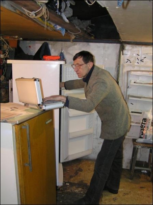 Майстер Петро Гайдар із Вінниці перевіряє ізоляцію у двокамерному холодильнику ”Норд”. Його він купив за 300 гривень поламаним. Збирається поміняти трубку, по якій іде фреон. Якщо це не допоможе — розбере холодильник на запчастини