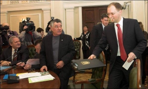 Олександр Омельченко (ліворуч) та Арсеній Яценюк під час вчорашньої зустрічі голови Верховної Ради з мерами обласних центрів та головами місцевих рад