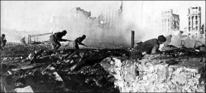 Сталинград протянулся на 28 километров вдоль Волги. 65 лет назад здесь закончилась решающая битва Второй мировой войны. Город лежал в сплошных руинах