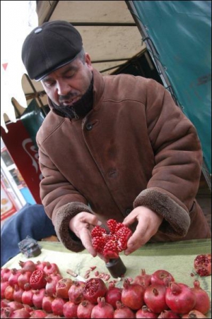 Азербайджанец Игорь Наштамиров продает гранаты напротив столичного ТЦ ”Украина”. Говорит, что цветком раскрывается лишь спелый плод