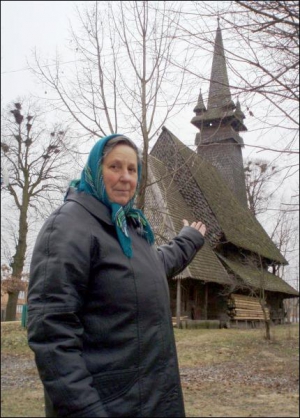Жительница села Сокирница 57-летняя Василина Гечка показывает церковь, в которой протекает крыша