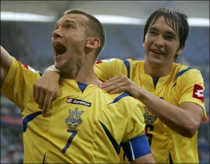 Центральний захисник Андрій Русол (праворуч) грає у збірній України з березня 2004 року. Він забив перший м’яч нашої команди на Кубку світу-2006