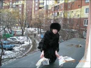 Киянка Тетяна Іванова вийшла на прибудову з балкона своєї квартири. Жінка щоранку збирає сміття, яке туди падає з верхніх поверхів