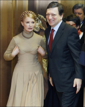 Юлия Тимошенко подтягивает сарафан во время встречи с Жозе-Мануэлем Баррозу в прошлый понедельник в Брюсселе, Бельгия