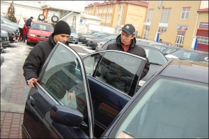Менеджер Сергій Копцюх (праворуч) показує клієнтові легковик ”БМВ-520” 2002 року випуску. Його пригнали з Німеччини торік, у грудні. Продають за 27 800 доларів