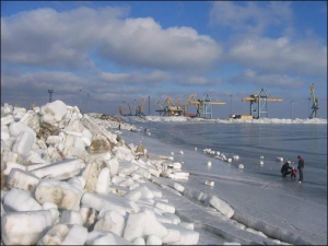 Місцеві жителі фотографуються біля брил льоду на пляжі. Їх нікуди не вивозитимуть. Лід повинен розтанути