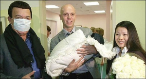 Йосип Кобзон із сином Андрієм, невісткою Анастасією Цой і онуком Михайлом у медичному перинатальному центрі в Москві