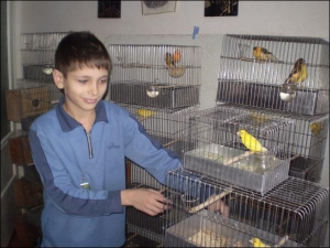Ростик Федорів допомагає дідусеві Андрію Бурдашу доглядати за птахами