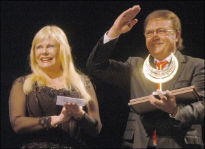 У столичному Театрі імені Франка Світлана і Віталій Білоножки вручають нагороди переможцям театрального конкурсу ”Золота пектораль-2006”