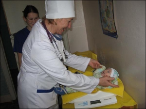 В Уманской районной поликлинике №2 педиатр Надежда Баранова осматривает двухмесячного Максима Слету из села Затишок. Мать Наталия говорит, что ее сына лечат от бронхита