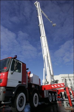 Стрела финского спасательного подъемника ”Скайлифт”, установленного на грузовик ”Мерседес”, 90 метров высотой. Лестница стоит вблизи новой пожарной части на ул. Кошица (Позняки)