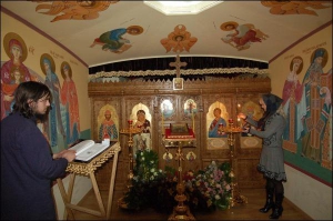Этот Свято-Владимирский храм размещен в двух комнатах на седьмом этаже парламентских комитетов. Раньше здесь была депутатская курилка