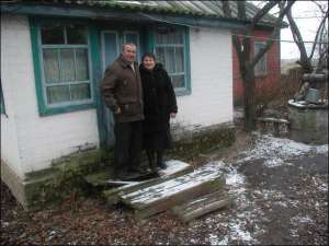 В селе Грабивка Куликовского района Владимир Шолупец с женой Валентиной на пороге дома, приобретенного для него отделом образования
