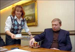 Василий Горбаль со своей секретаршей в его кабинете почетного президента ”Укргазбанка”