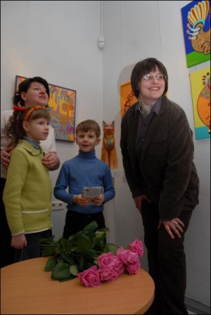Открытие выставки Леси Кара-Коци (справа) посетила киевлянка Елена Манелюк с детьми. 9-летняя Ангелина и 7-летний Даниил декламировали Лесе стихотворения