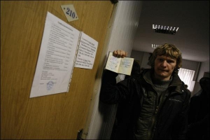 Максим Левин из города Боярка под Киевом показывает штамп регистрации в паспорте. Получил его бесплатно, так как у него чернобыльские льготы. В паспортном столе с мужчины требовали 50 гривен