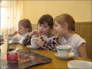 Зліва направо: Тая, Катя та Юля п’ють чай у фітобарі дитсадка №35 у Вінниці. Медсестра дала їм трубочки. Так дітям цікавіше пити несолодкі настої. Зараз чаї п’ють лише діти з ознаками застуди. У березні для профілактики їх питимуть усі 