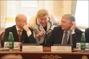 Вера Ульянченко, Александр Турчинов (слева) и Юрий Ехануров на совещании по вопросам строительства доступного жилья под председательством президента, 29 января 2008 года