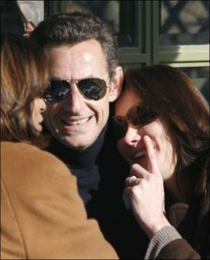 Французский президент Николя Саркози с новой женой Карлой Бруни после церемонии прогуливаются в парке возле Елисейского дворца