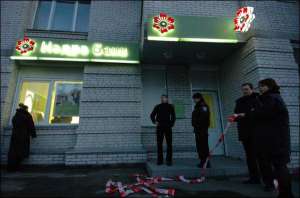 После ограбления столичное отделение ”Надра банка” по ул. Булаховского милиционеры огородили красной лентой. Посетителей не пускали